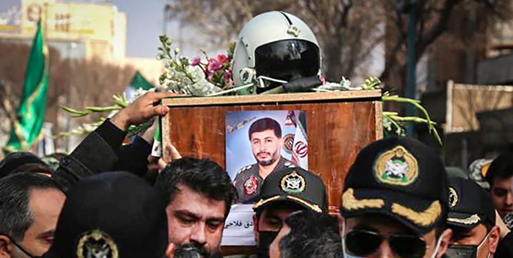 سروها ایستاده میمیرند: