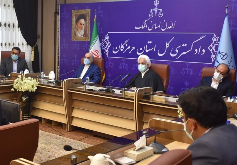 فعالان اقتصادی قوای حکومتی را یاری دهند