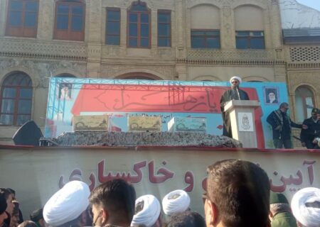 باید در جامعه حق را شناخت و در این راه گام برداشت