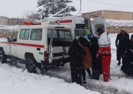 امدادرسانی هلال احمر همدان به ۲ مادر باردار گرفتار در برف