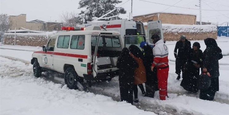 امدادرسانی هلال احمر همدان به ۲ مادر باردار گرفتار در برف