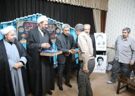 تجلیل از خانواده شهیدان آرتیمانی در نماز جمعه همدان