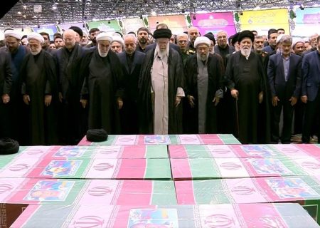 اقامه نماز رهبر انقلاب بر پیکر شهید رئیسی و شهدای خدمت