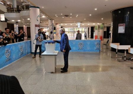 وزیر کشور رای خود را به صندوق انداخت