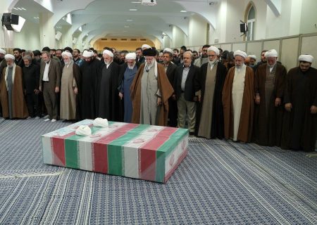 اقامه نماز رهبر انقلاب بر پیکر دو قاضی شهید / شهادت، پاداش الهی به مجاهدت‌های رازینی و مقیسه