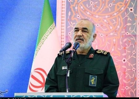 محکم در مقابل دشمنان ایستاده‌ایم