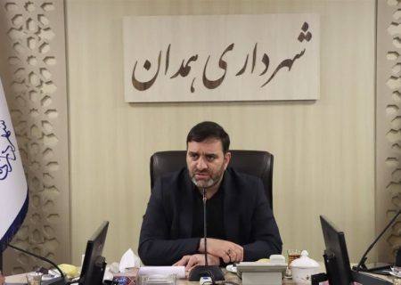 برپایی میز خدمت شهردار و مدیران مناطق همدان در دهه فجر