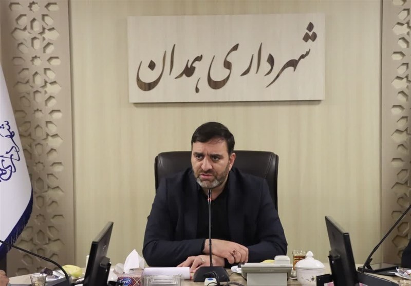 برپایی میز خدمت شهردار و مدیران مناطق همدان در دهه فجر