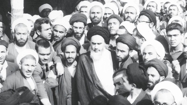 دلیل تغییر دیدگاه امام (ره) در قبال فعالیت سیاسی روحانیون چه بود؟