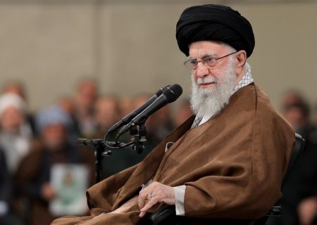 خط ائمه «خط ایستادگی و استقامت» است