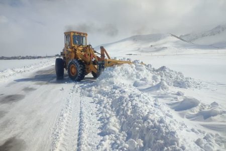 بارش پراکنده برف گردنه های همدان را لغزنده کرد