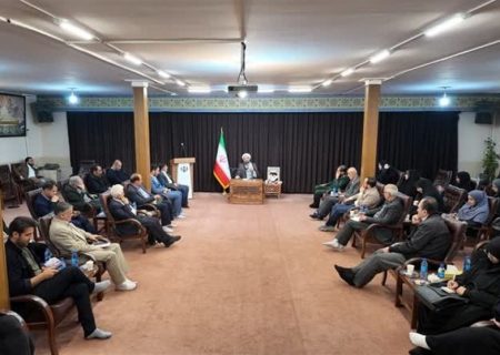 صاحبان قلم و رسانه وارد منافع اشخاص و سیاسی‌بازی‌ها نشوند