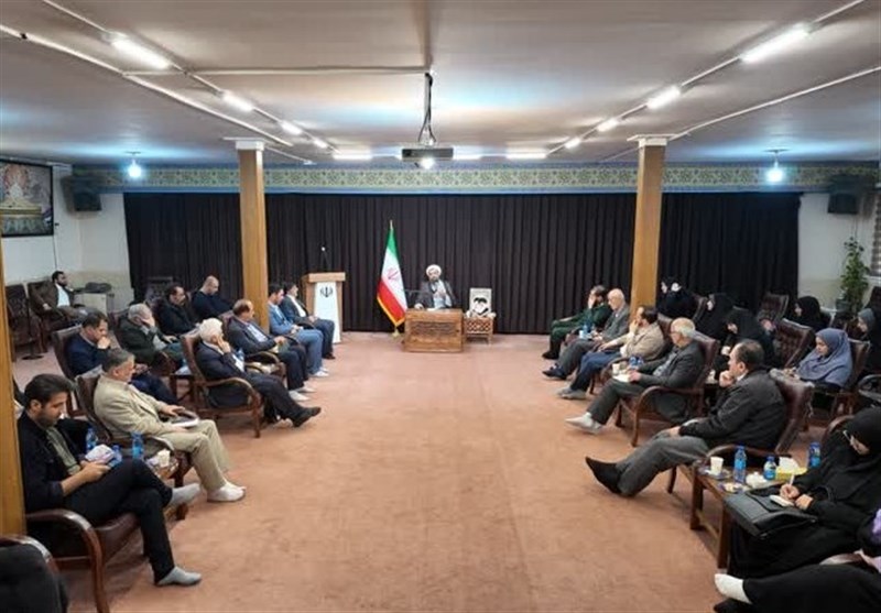 صاحبان قلم و رسانه وارد منافع اشخاص و سیاسی‌بازی‌ها نشوند