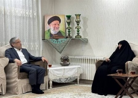 دیدار وزیر علوم با خانواده شهید رئیسی