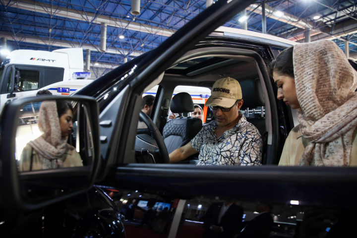 بلاتکلیفی خریداران خودرو / علت خلف وعده خودروسازان چیست؟