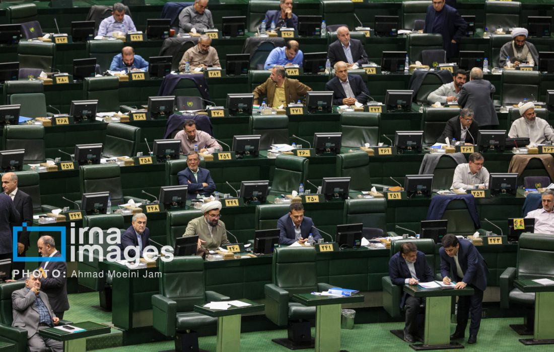 ساعات کار کارکنان ۴۴ ساعت تعیین شد/ ارجاع دوباره اصلاح تعطیلی پنجشنبهها به کمیسیون