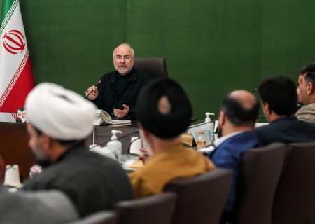 مقابله با دشمن در جنگ اقتصادی برعهده ما مسئولان است